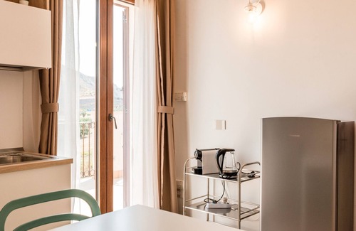 Montallegro Apartment | Apartment 'Le 3 Rose - Tea' with Lake View, Wi-Fi and Air Conditioning
