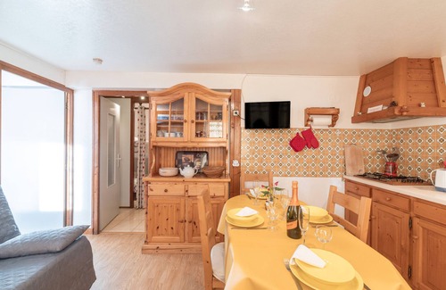 Cordon Apartment | Apartment 'Le Rouge-Gorge' with Mountain View, Private Terrace and Wi-Fi