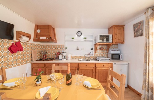 Cordon Apartment | Apartment 'Le Rouge-Gorge' with Mountain View, Private Terrace and Wi-Fi