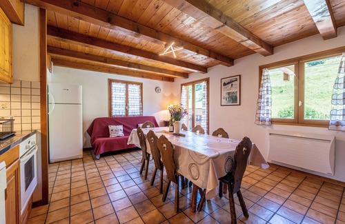 Crest-Voland Apartment | Apartment 'Les Chamois,Piscine Et Aire De Jeux' with Mountain View, Shared Garden and Wi-Fi