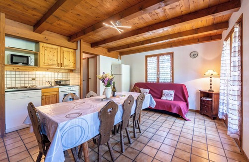 Crest-Voland Apartment | Apartment 'Les Chamois,Piscine Et Aire De Jeux' with Mountain View, Shared Garden and Wi-Fi