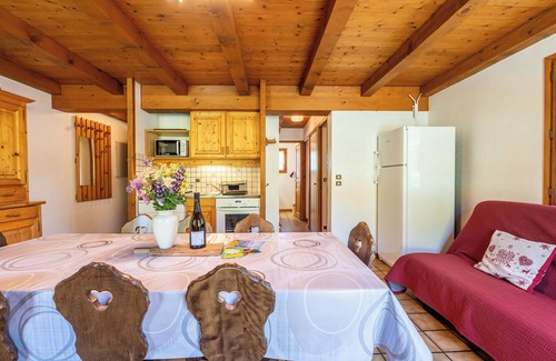 Crest-Voland Apartment | Apartment 'Les Chamois,Piscine Et Aire De Jeux' with Mountain View, Shared Garden and Wi-Fi