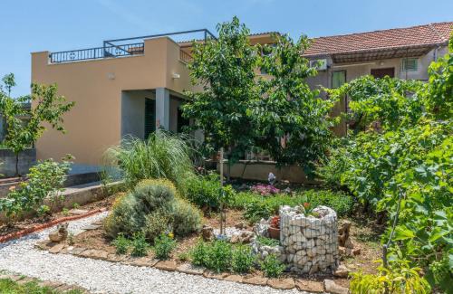 Slatine Apartment | Apartment Leut with spacious terrace and sea view