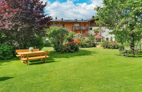 Naz Apartment | Apartment 'Linder 19' with Mountain View, Shared Pool and Wi-Fi