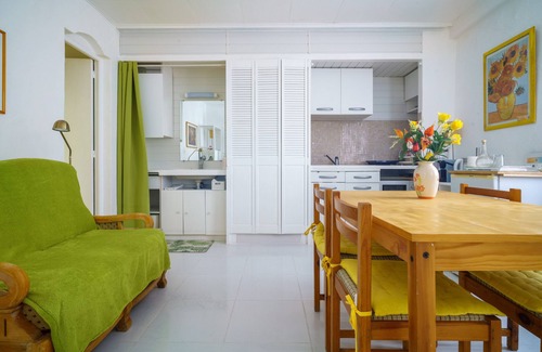 Elne Apartment | Apartment 'Logis Helena' with Wi-Fi