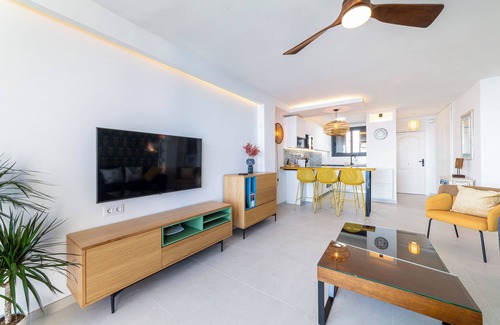 La Garrofa Apartment | Apartment 'Los Acantilados' with Sea View, Shared Pool and Wi-Fi