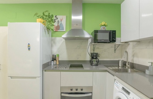 Cadiz Apartment | Apartment 'Luz, A Pie De Playa' with Wi-Fi and Air Conditioning
