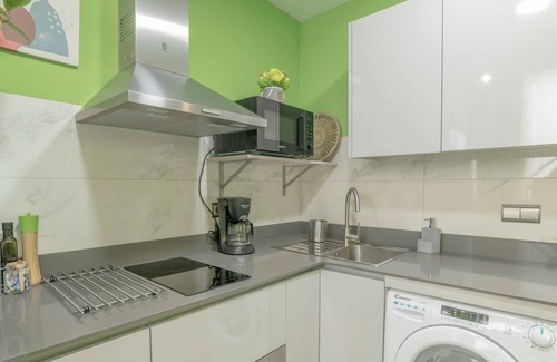 Cadiz Apartment | Apartment 'Luz, A Pie De Playa' with Wi-Fi and Air Conditioning