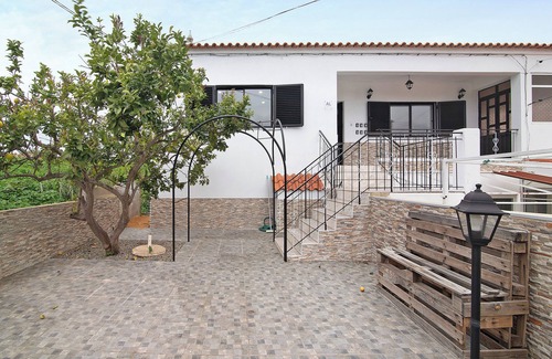 Moncarapacho e Fuseta Apartment | Apartment 'Mar' with Shared Terrace, Wi-Fi and Air Conditioning