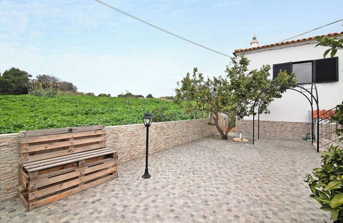 Moncarapacho e Fuseta Apartment | Apartment 'Mar' with Shared Terrace, Wi-Fi and Air Conditioning