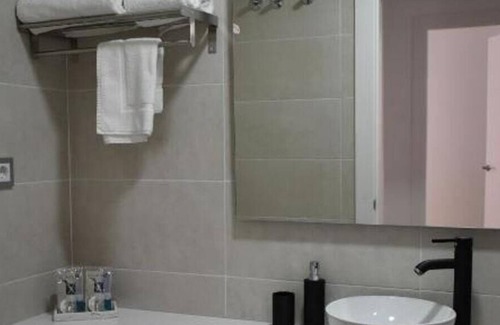 Playa Honda Apartment | Apartment 'Mauai' close to the Sea with Pool & Wi-Fi