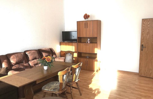 Meerane Apartment | Apartment 'Meeraner Parkresidenz Schmied' with Wi-Fi