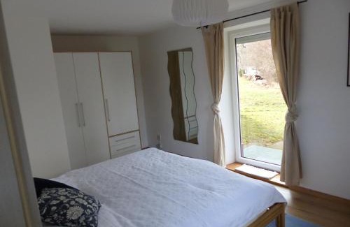 Hausham Apartment | Apartment mit Terrasse am Bach