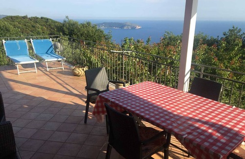 Pisciotta Apartment | Apartment 'Monolocale Mimosa' with Sea View, Wi-Fi and Air Conditioning