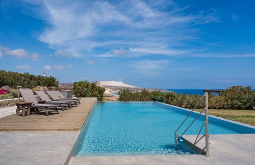Milos Apartment | Apartment 'Moon Kiss' with Sea View, Wi-Fi and Air Conditioning