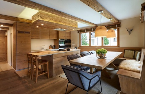 Klosters Platz Apartment | Apartment "Mountain Bijoux" with Private Terrace & Wi-Fi