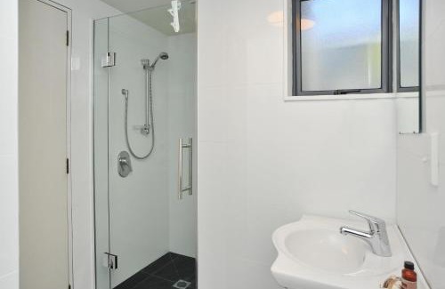 Merivale Apartment | Apartment near Hagley Park with Secure Entry- Carlton Villa 3