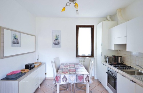 Castello Apartment | Apartment near Lake with Mountain Views