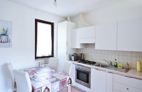Castello Apartment | Apartment near Lake with Mountain Views