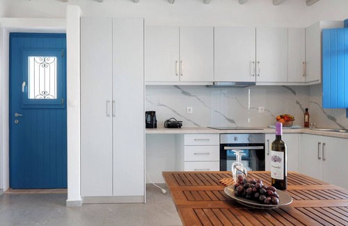 Katapola Apartment | Apartment 'Nicolas House 4' with Sea View, Wi-Fi and Air Conditioning