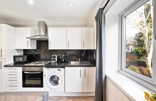 Cathays Apartment | Apartment Nr City Centre & Park For up to 6