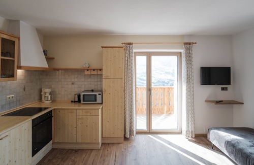 Velturno Apartment | Apartment 'Oberhemberger Hof Zwoaer' with Mountain View, Shared Terrace and Wi-Fi