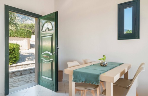 Leivathos Apartment | Apartment 'Olivia' with Sea View, Wi-Fi and Air Conditioning