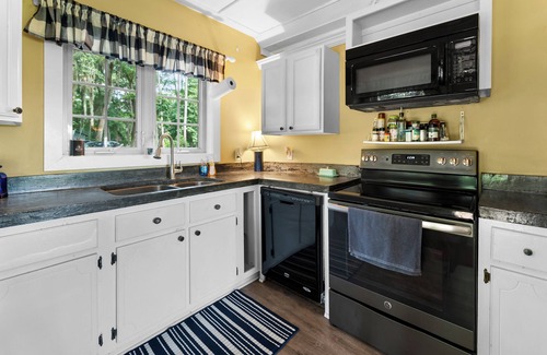 Richmond Hill Apartment | Apartment on Deep Water with King Bed