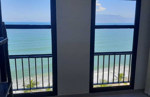Ipiranga House | Apartment on Martim de Sá beach avenue, sea view, foot in the sand