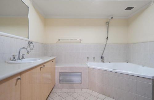 Bathurst Apartment | Apartment on William in CBD - 2 Bed 2 Bath Wi-Fi