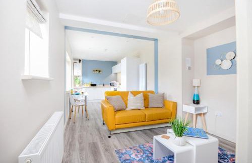 Plymouth Apartment | Apartment One - King Bed - Free Private Parking - by Ocean City Retreats