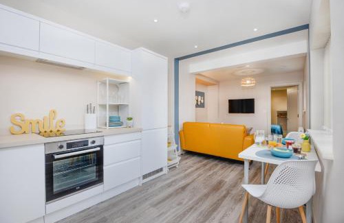Plymouth Apartment | Apartment One - King Bed - Free Private Parking - by Ocean City Retreats