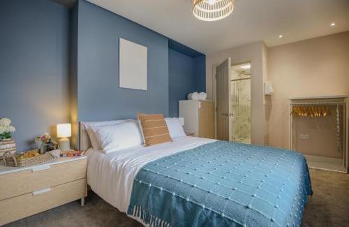 Plymouth Apartment | Apartment One - King Bed - Free Private Parking - by Ocean City Retreats