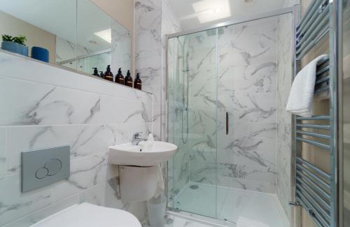 Plymouth Apartment | Apartment One - King Bed - Free Private Parking - by Ocean City Retreats