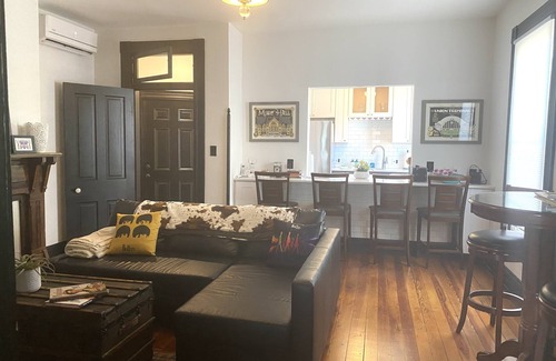 Bellevue Apartment | Apartment over Three Spirits Tavern! Historic District, 1+mile to Cincinnati!