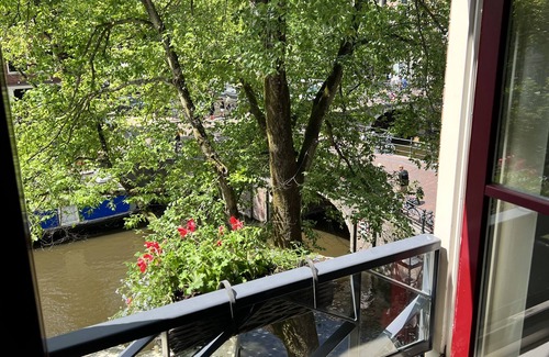 Haarlemmerbuurt Apartment | Apartment overlooking the beautiful Brouwersgracht canal in Amsterdam centre