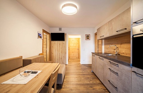 Racines Apartment | Apartment "Parigger Apt Enzian" with Mountain View, Shared Garden & Wi-Fi