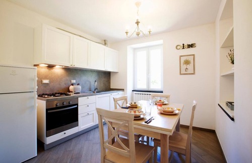 Deiva Marina Apartment | Apartment 'Pendolino' with Mountain View, Wi-Fi and Air Conditioning
