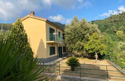 Deiva Marina Apartment | Apartment 'Pendolino' with Mountain View, Wi-Fi and Air Conditioning