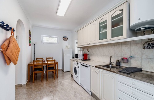 Charneca de Caparica e Sobreda Apartment | Apartment 'Lovely Apartement' with Balcony, Wi-Fi and Air Conditioning