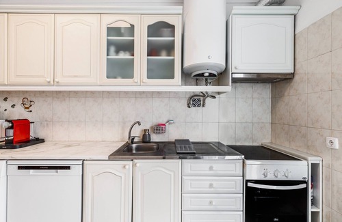 Charneca de Caparica e Sobreda Apartment | Apartment 'Lovely Apartement' with Balcony, Wi-Fi and Air Conditioning