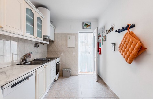 Charneca de Caparica e Sobreda Apartment | Apartment 'Lovely Apartement' with Balcony, Wi-Fi and Air Conditioning