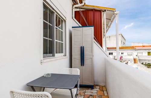 Charneca de Caparica e Sobreda Apartment | Apartment 'Lovely Apartement' with Balcony, Wi-Fi and Air Conditioning