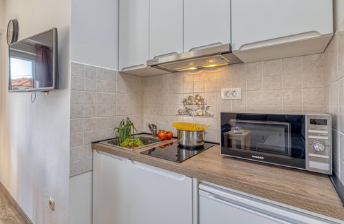 Okrug Gornji Apartment | Apartment Rafaela 220m From the Beach