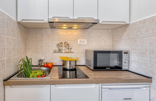 Okrug Gornji Apartment | Apartment Rafaela 220m From the Beach