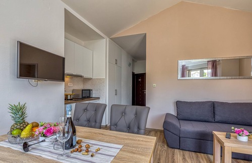 Okrug Gornji Apartment | Apartment Rafaela 220m From the Beach
