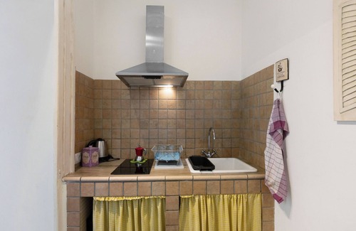 Naples City Centre Apartment | Apartment 'Romantico Vicino Al Duomo' with Wi-Fi and Air Conditioning