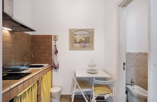 Naples City Centre Apartment | Apartment 'Romantico Vicino Al Duomo' with Wi-Fi and Air Conditioning
