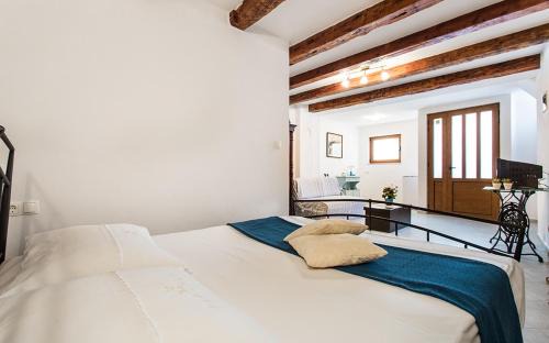 Vrbnik Apartment | Apartment & Room Antonio