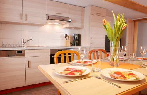 Weilheim Apartment | Apartment 'Rose' with Shared Garden, Balcony and Wi-Fi